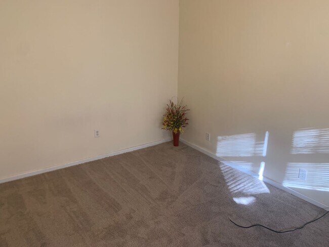 Building Photo - 3 bedroom ranch
