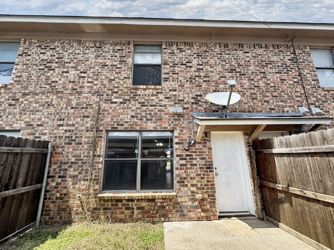 Building Photo - Bright & Stylish 2-Bedroom Retreat in a Prime Arlington Location