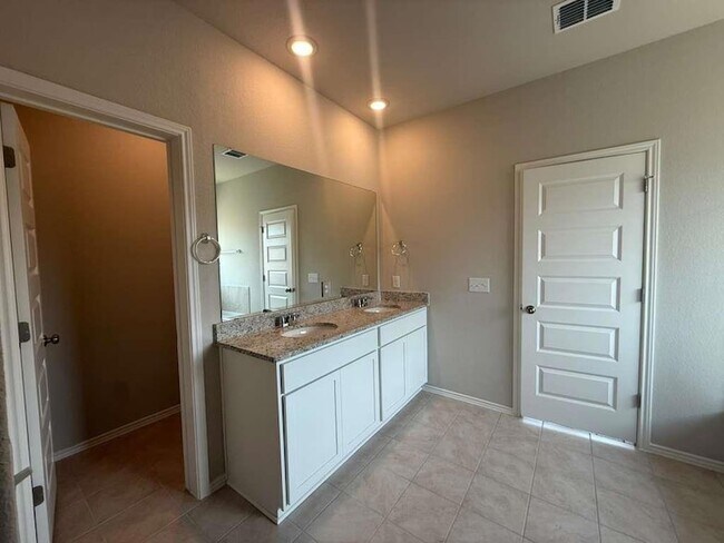 Building Photo - 4521 Bridal Veil Dr