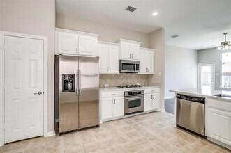 Building Photo - 2692 Lake Ridge Dr
