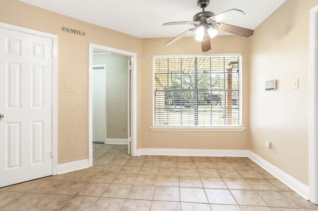 Building Photo - 404 W Lake Catahoula Ct