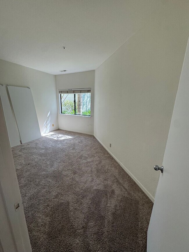 Building Photo - Single Level Lower Condo at Woodside Terrace