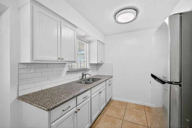 Building Photo - 10004 Woodhaven Dr