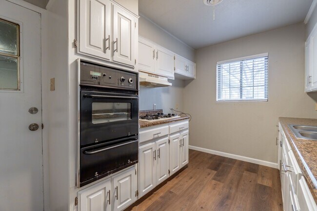 Building Photo - * Move-In Special * Beautiful 4 Bed / 3 Ba...