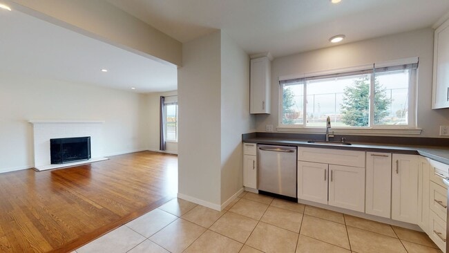 Building Photo - Spacious remodeled 2-bedroom duplex, washe...