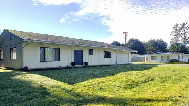 Building Photo - Single Level Home in McKinelyville- Dog Fr...