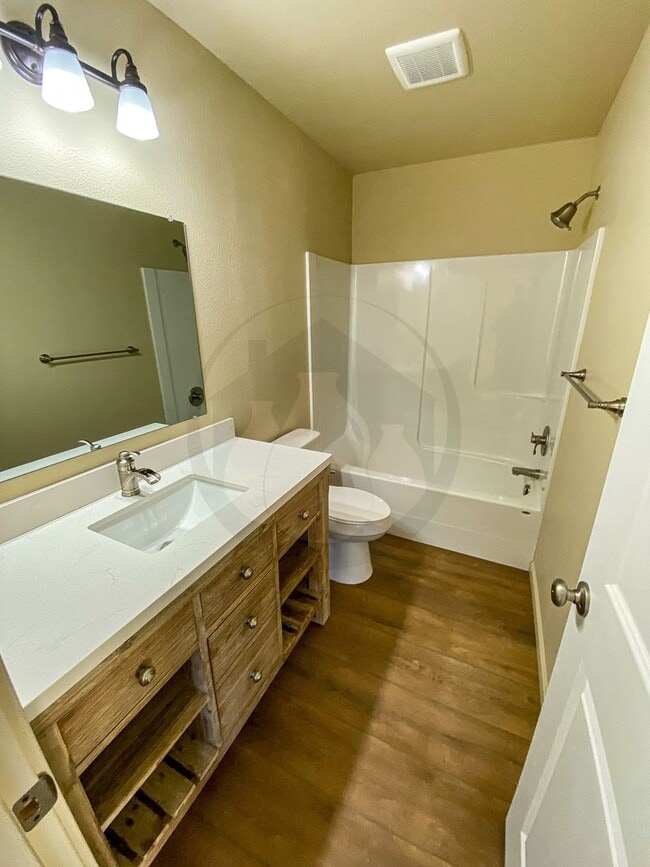 Building Photo - Willamina Duplex