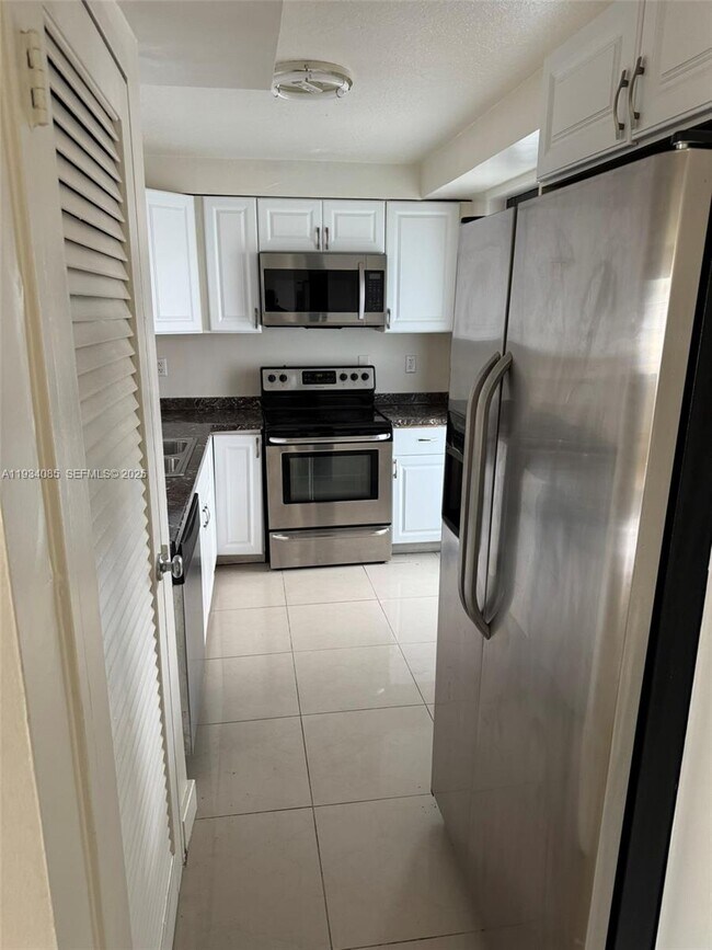 Building Photo - 301 Golden Isles Dr