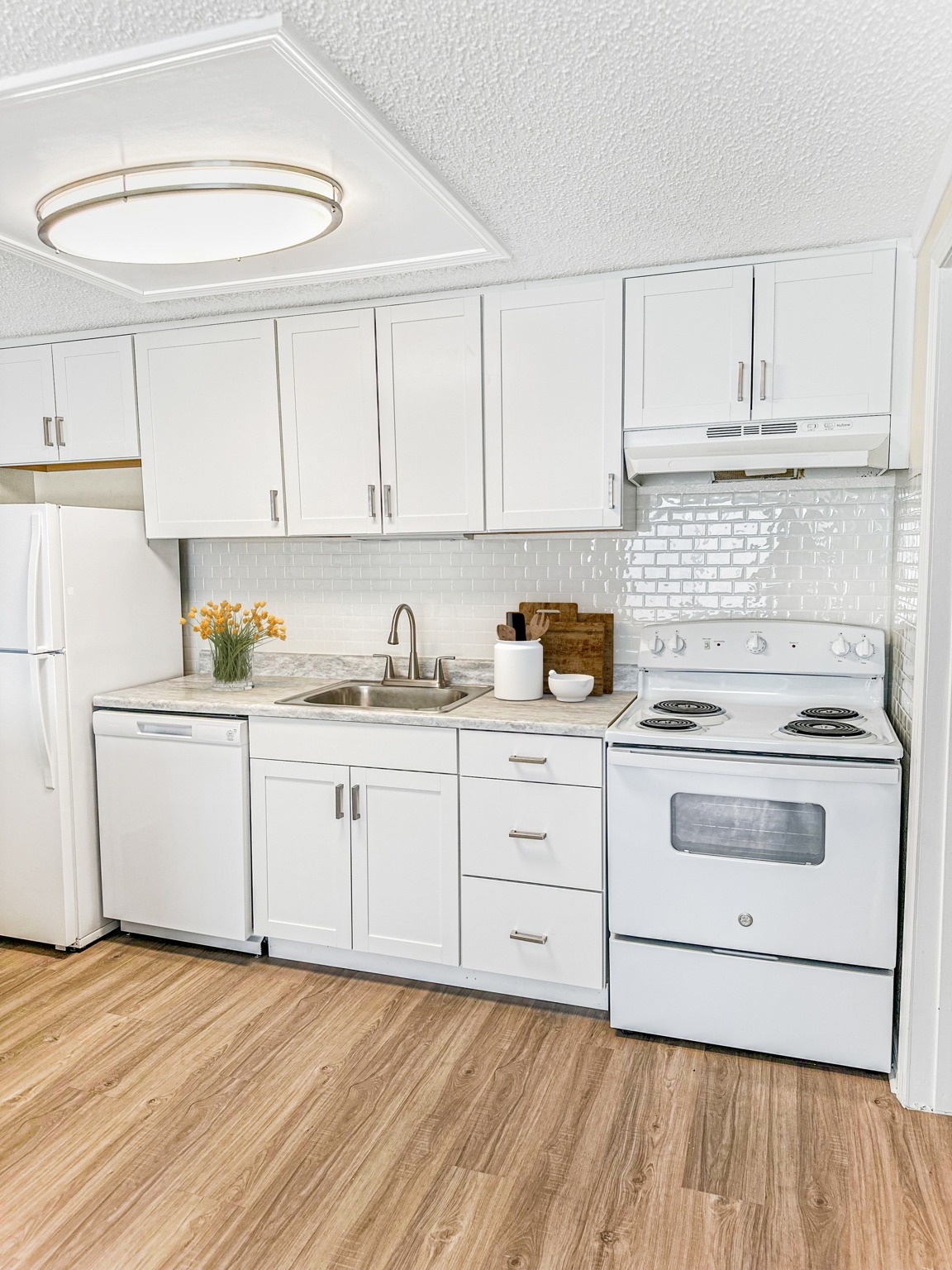 Back Kitchen Counter - Royal Glen Apartments