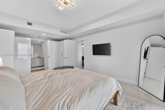 Building Photo - 1010 Brickell Ave