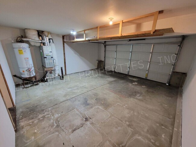 Building Photo - SE Portland Home on A Cul-De-Sac with Gara...