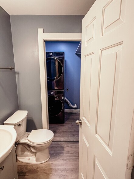 Full bathroom with washer and dryer - 1006 N New Jersey St