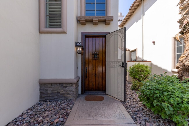 Building Photo - 546 N Indian Canyon Dr