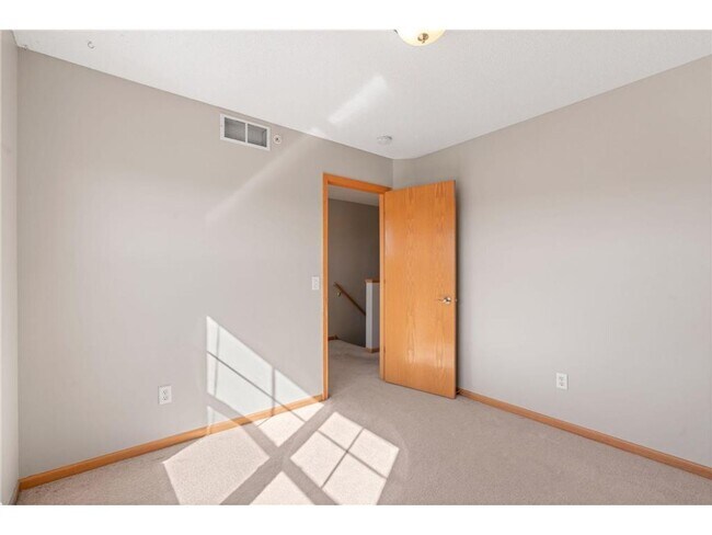Building Photo - Sparkling Like-New 3 Bedroom Plus Office/L...