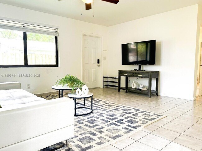 Building Photo - 1505 SW 22nd St