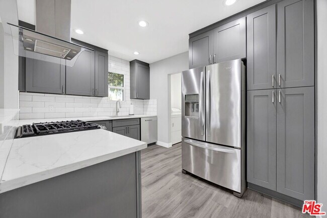 Building Photo - 201 E 91st St
