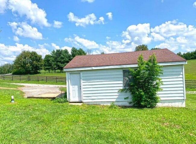 Building Photo - Country living at its finest!
