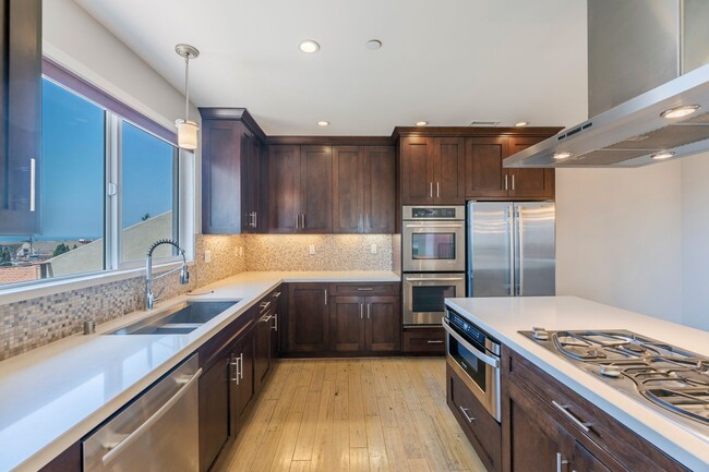 Building Photo - LUXURIOUS-CONTEMPORARY TOWNHOUSE W/ AMAZIN...