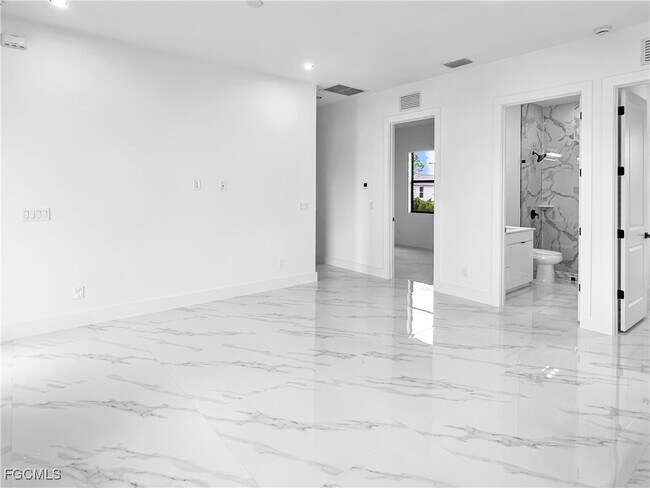 Building Photo - 916 Sara Ave N