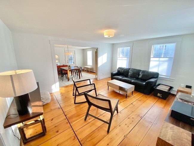Building Photo - 3 Bedroom House Colchester Available 8/15