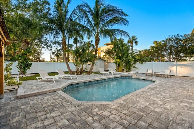 Building Photo - 326 S Lime Ave