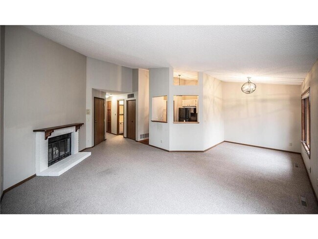 Building Photo - Bright & Updated Townhome in Eagan with Gr...