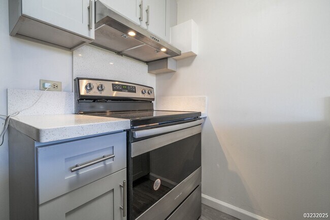 Building Photo - $2,395 / 1br - 514ft2 - The Highlander, 1bdrm, Incls Utilities, Avail April 1st (Aiea)