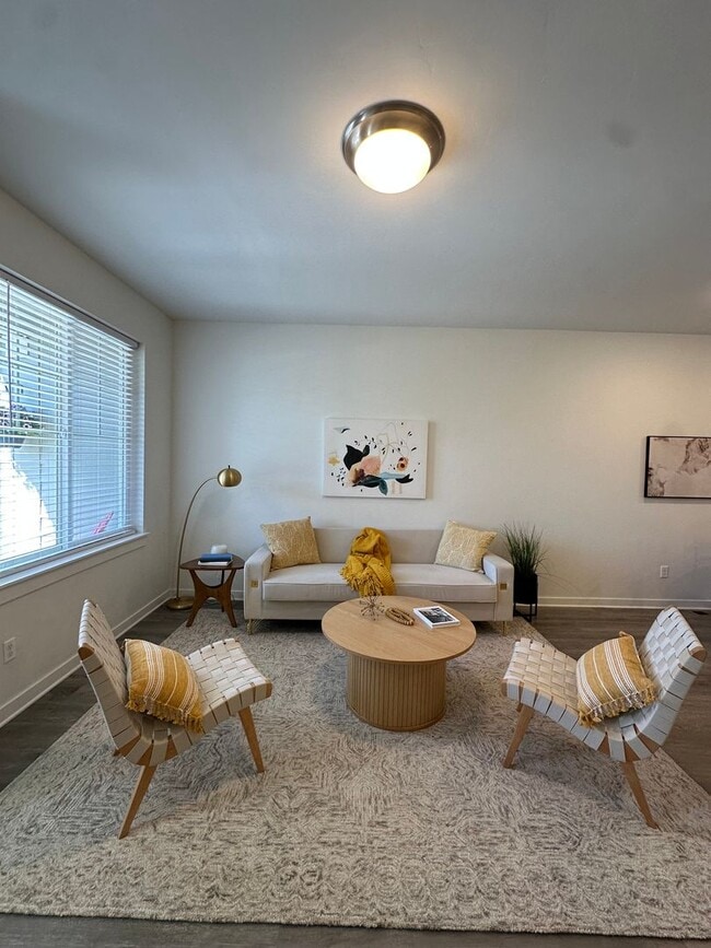 Building Photo - Gorgeous newer townhome in SE Bend!