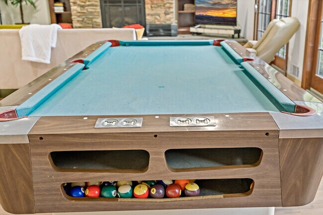 Building Photo - 2017 Woodford Rd