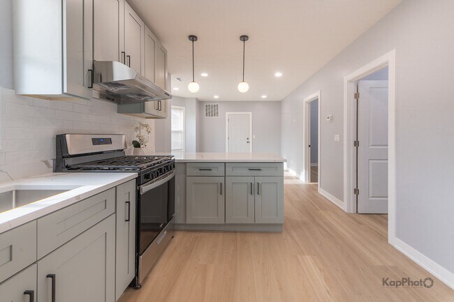 Building Photo - 2821 S Emerald Ave