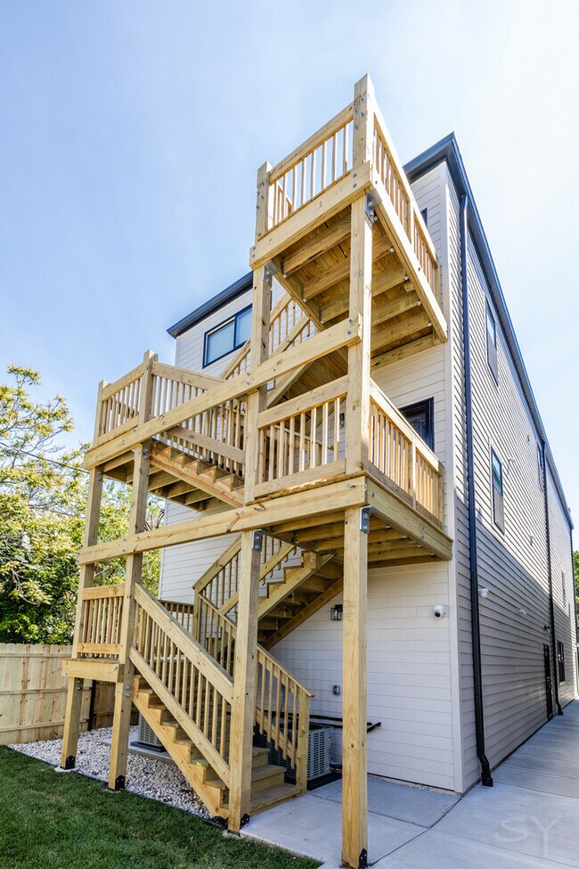 Building Photo - 6048 S Eberhart Ave