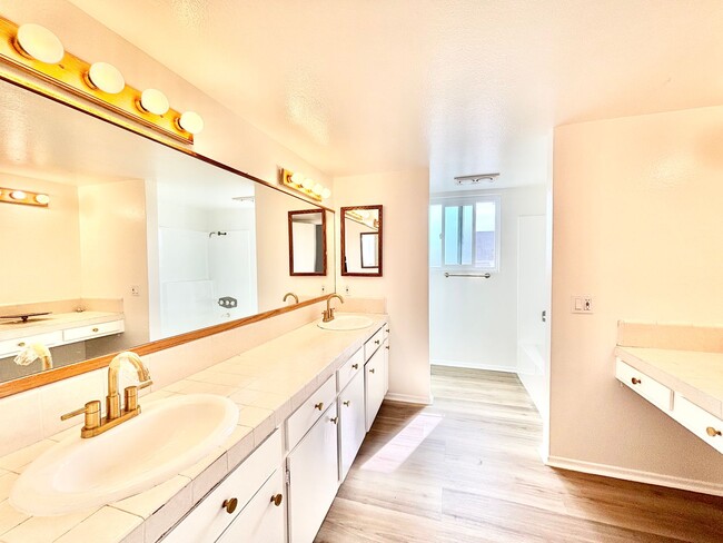 Building Photo - 145 Camarillo- LT