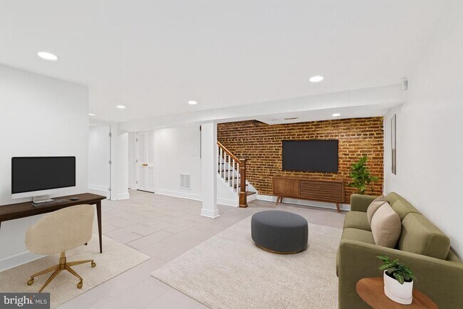 Building Photo - 1110 Orren St NE