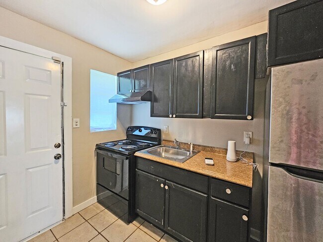 Building Photo - 2/1 Duplex Near Hank Aaron Dr - Housing Vo...