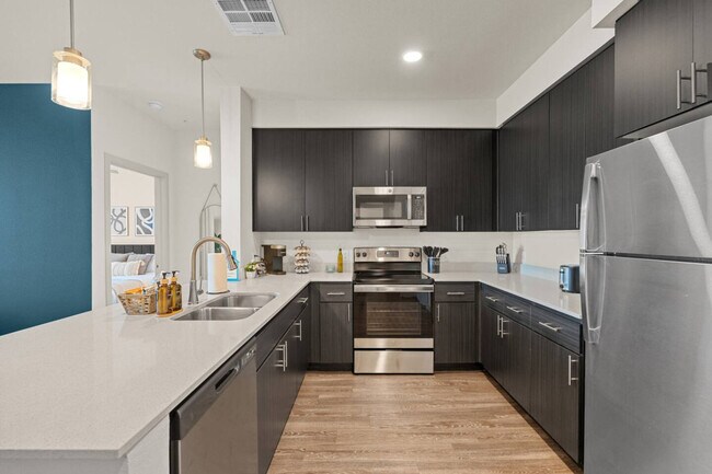 Building Photo - 711 W Broadway Rd