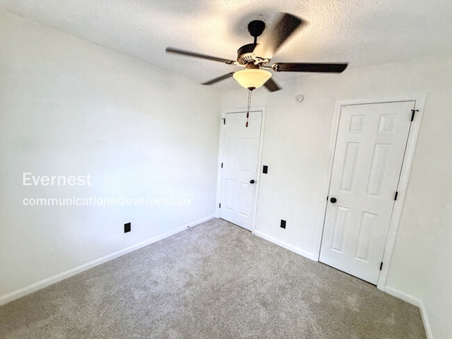 Building Photo - 2227 Cheshire Dr