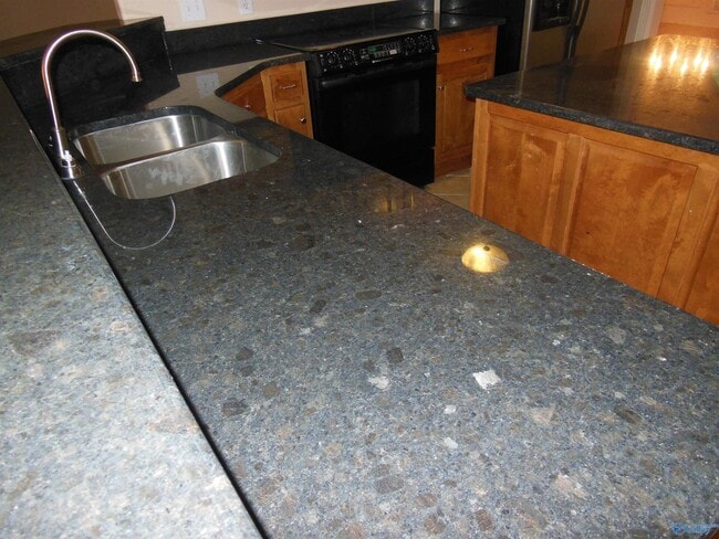 Building Photo - 2604 Little Cove Rd