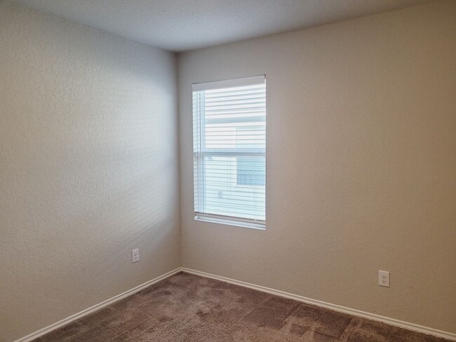 Building Photo - Gorgeous 3-bedroom, 2 Bathroom, Minutes fr...