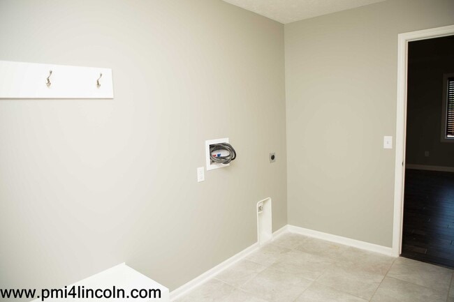 Building Photo - 9800 S 72 St – 5 beds/3 baths/ 3-stall