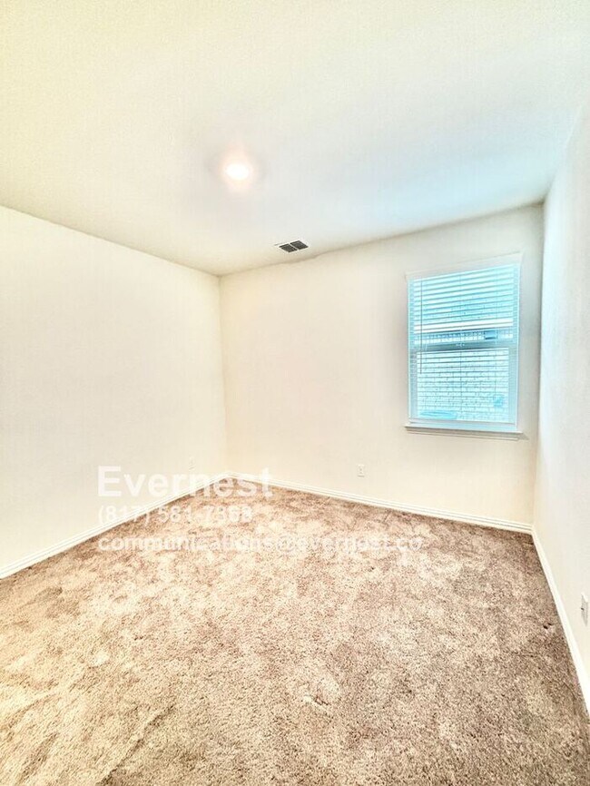 Building Photo - 4-Bedroom Home with Large Backyard and Con...