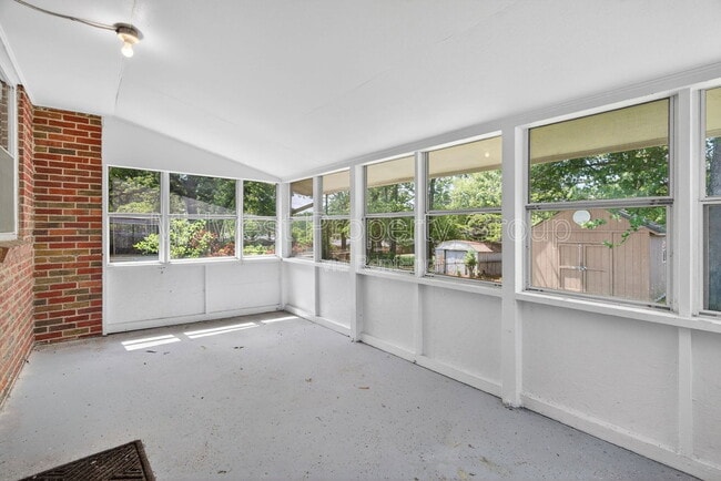 Building Photo - 2047 Goodale Ave