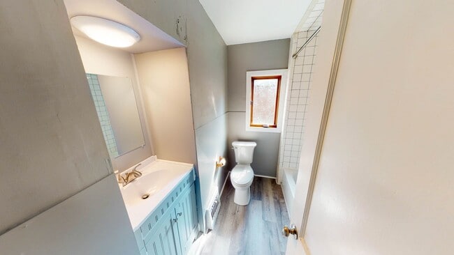 Building Photo - 4 Bedroom / 1 Bath Home For Rent!