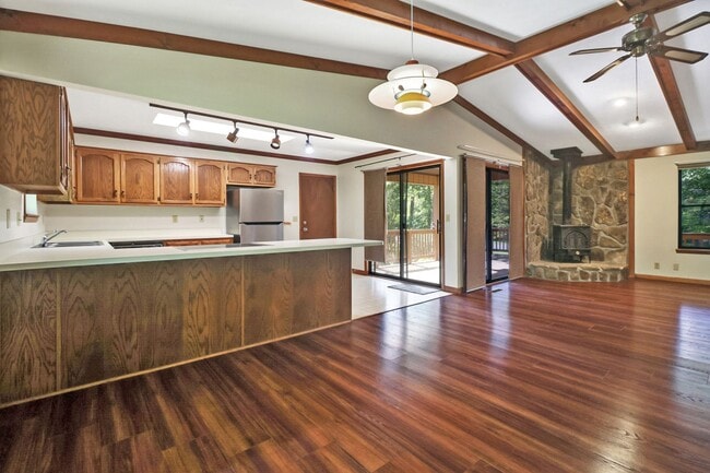 Building Photo - 3 bedroom / 2 bath on a private corner lot in Fairfield Glade