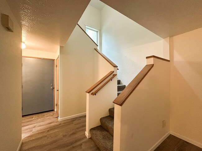 Building Photo - Charming 3-Bed Townhouse in Quiet Neighborhood Across from Park!