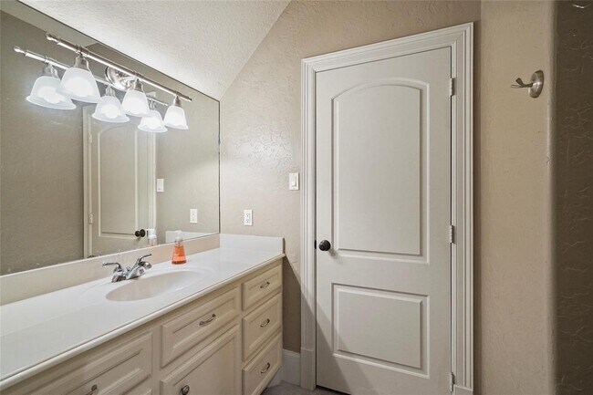 Building Photo - 25207 Hideaway Run Dr
