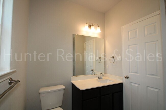 Building Photo - 1619 Neuberry Cliffe