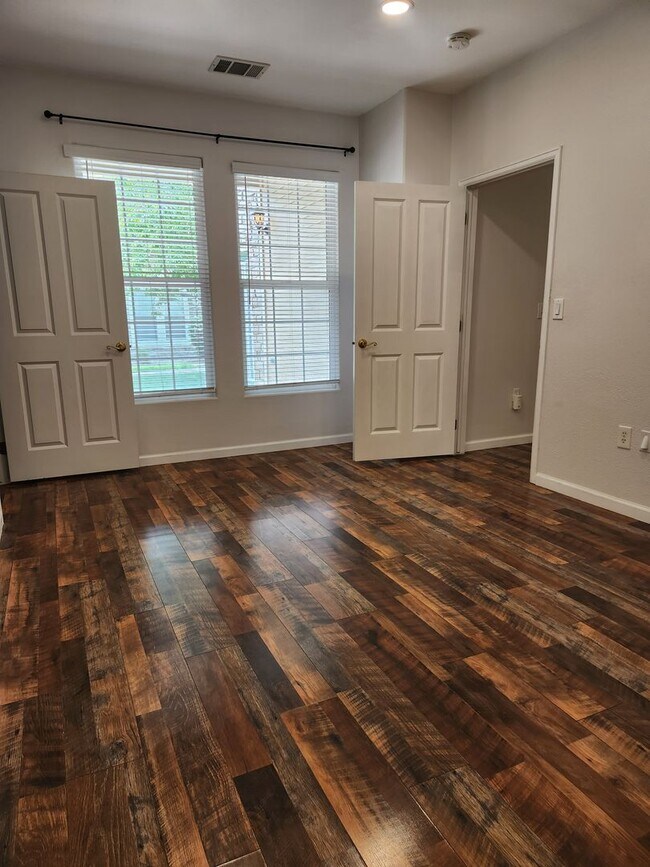 Building Photo - Stylish 2 Bed, 2 Bath Main-Floor Condo – U...