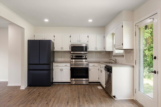 Building Photo - 4015 Shady Oak Dr
