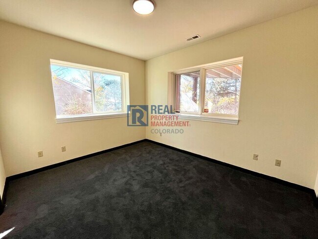 Building Photo - 2645 Rossmere St