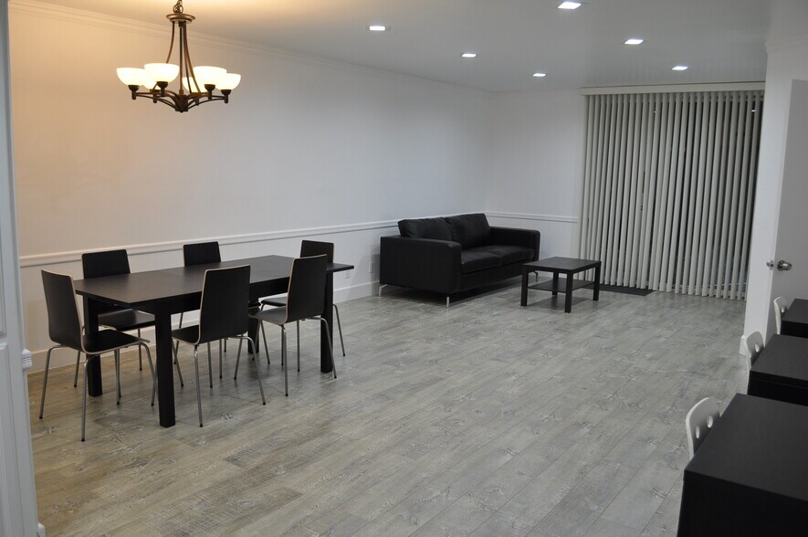 Building Photo - 540 Kelton Ave